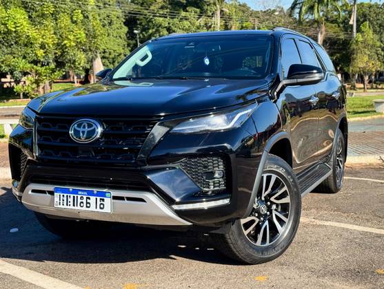 TOYOTA HILUX SW4 2.8 D-4D TURBO DIESEL SRX 7L 4X4 AUTOMÁTICO